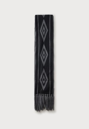 Svart skjerf med mørkegrå diamantmønstre og vertikale striper, med frynser i den ene enden.