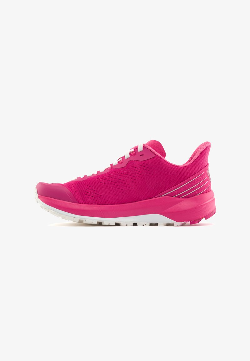 Zapatilla deportiva rosa con una parte superior de malla transpirable, cordones blancos, puntera redondeada y suela texturizada para tracción. Acentos plateados notables.