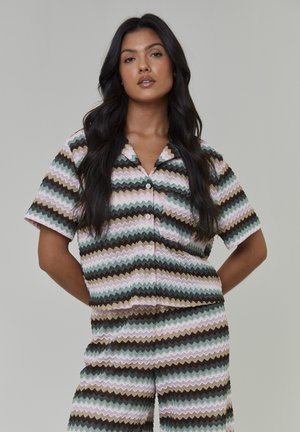 Set di pigiama a maniche corte con motivo a zigzag in rosa pastello, verde, marrone e bianco. Realizzato in tessuto strutturato con bottoni.