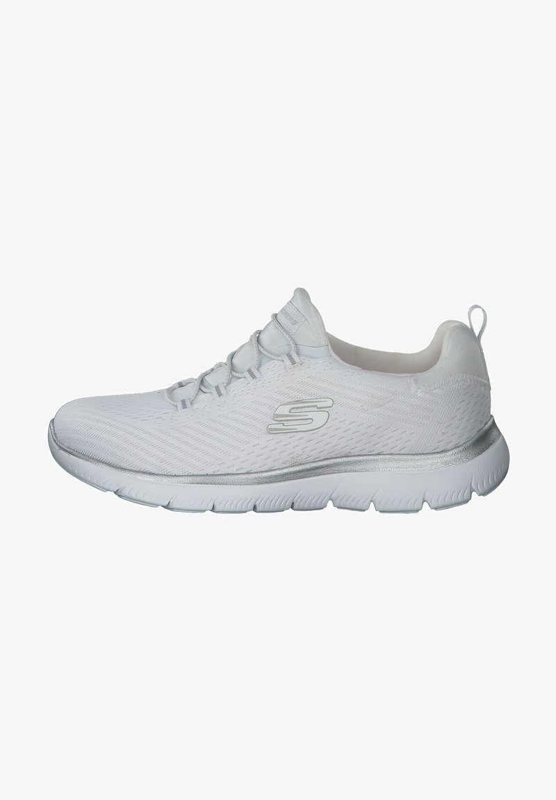 Scarpa da ginnastica bianca con tomaia in rete, lacci elastici e suola texturizzata. Presenta un accento argento lungo la parte intermedia della suola e un logo sul lato.