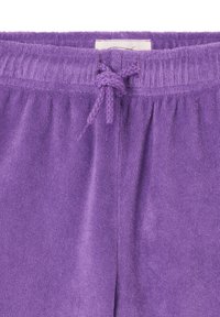 Shorts en tissu éponge violet avec taille élastique et cordon à nouer au centre devant.