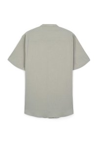 Kurzärmeliges Hemd aus hellgrauem Stoff mit feiner Textur, ausgestattet mit einem Stehkragen und einem lässigen Schnitt. Der Rücken ist schlicht mit einem leicht abgerundeten Saum.