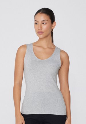 Top in jersey grigio, aderente, con scollatura a barchetta e spalline. Realizzato in un tessuto morbido e leggero, ha una texture liscia e linee pulite.