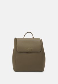 Batoh z olivově zelené kůže s texturovaným povrchem, zlatým kováním, uzávěrem na klopu a horním držadlem. Má čistý, strukturovaný tvar.