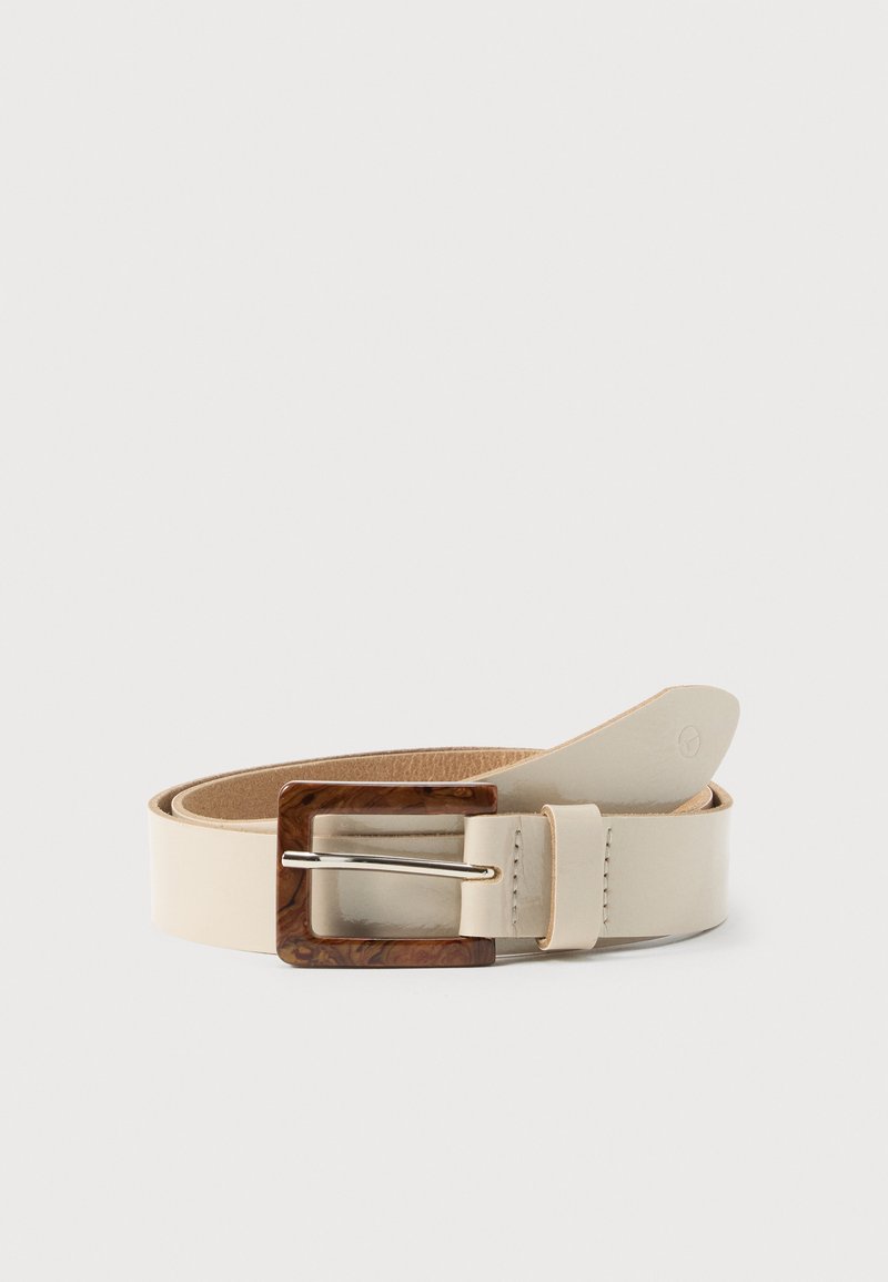 Ceinture en cuir crème roulée avec boucle rectangulaire en écaille de tortue et ardillon métallique sur fond clair uni.