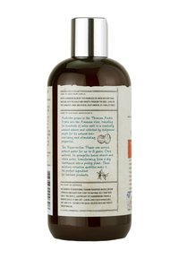 Bruine plastic fles met een zilveren dop, voorzien van gestructureerde labels in lichtgroen en beige. Bevat instructies en ingrediënteninformatie.