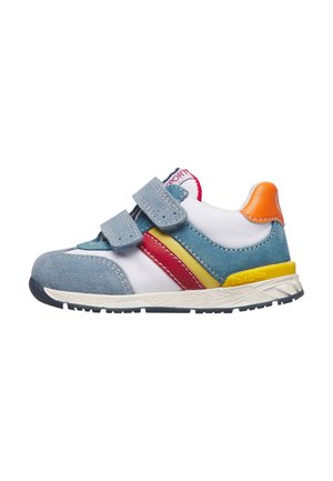 Zapatilla infantil en blanco, ante azul, con rayas rojas y amarillas, lengüeta naranja en el talón y dos tiras de velcro grises.
