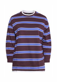 Bordowa koszula z długim rękawem w poziome niebieskie i białe paski. Posiada okrągły dekolt i luźny krój, wykonana z miękkiego materiału.