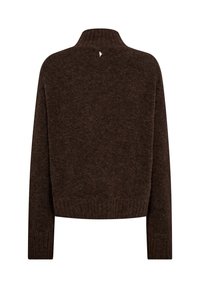 Hnědý pletený svetr s vysokým límcem, žebrovanými manžetami a lemováním. Obsahuje malou bílou logovou ozdobu na zadní straně, příjemnou texturu.