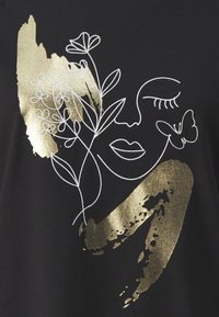 Kontur av ett lugnt ansikte med slutna ögon, läppar, blommor, en fjäril och gyllene abstrakta penseldrag på en svart bakgrund.