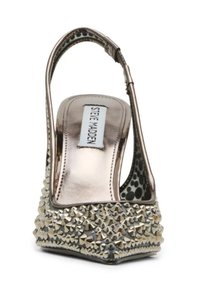 Pompes à talons slingback en bronze métallique avec des clous sur un talon en wedge texturé et une semelle intérieure en imprimé léopard. Étiquette "STEVE MADDEN" visible.