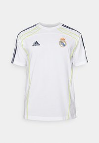 Camiseta de manga corta blanca con detalles verdes, rayas en azul marino en los hombros y logo bordado en el pecho. Hecha de tejido transpirable.