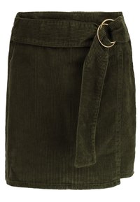 Olivgrön kordflängd mini kjol med en insvept design, försedda med ett tygbälte och en guldtonerad ringdetalj för fastsättning. Texturerad yta.
