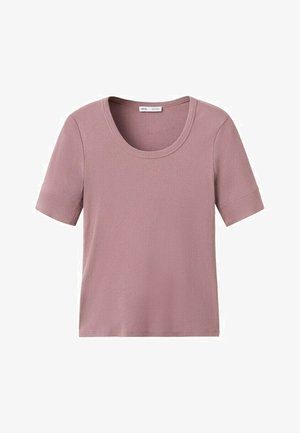Kurzärmeliges, staubig rosa T-Shirt mit Rundhalsausschnitt und leicht tailliertem Schnitt aus glattem Stoff, vor einem weißen Hintergrund präsentiert.