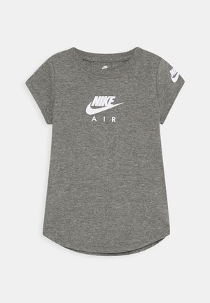 T-shirt gris à manches courtes Nike Air avec logo blanc imprimé sur la poitrine et la manche gauche, présenté sur fond blanc.