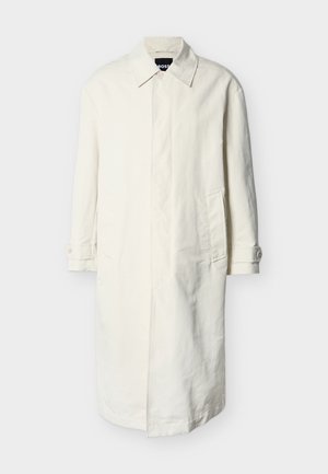 Trench coat lungo color avorio con colletto, chiusura a bottoni nascosti, tasche laterali e polsini con bottoni, mostrato su uno sfondo grigio chiaro uniforme.