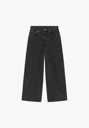 Schwarze Jeans mit weitem Bein, fünf Taschen, Knopfverschluss und Gürtelschlaufen, flach auf weißem Hintergrund präsentiert.