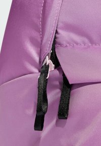 Tessuto viola con una finitura liscia, dotato di una cerniera nera e spallacci regolabili, che mette in evidenza una forma strutturata e cuciture dettagliate.