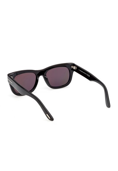 Černé obdélníkové sluneční brýle s tmavými zatemněnými skly, širokými stranicemi a lesklým povrchem zobrazené z zadního šikmého úhlu.