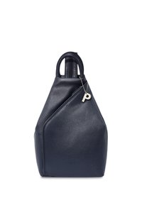 Borsa a tracolla in pelle blu navy con texture, manici arrotondati, tasca con zip diagonale e portachiavi a forma di "P" in argento su sfondo bianco.