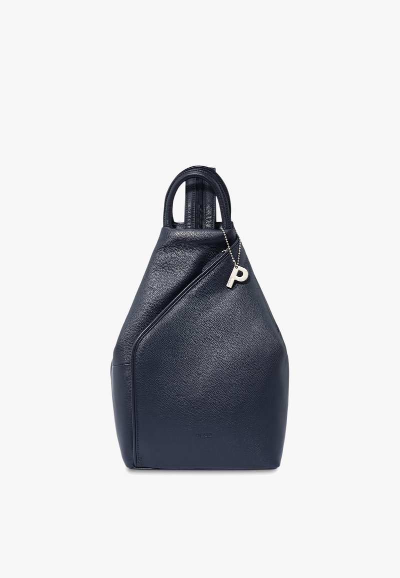 Borsa a tracolla in pelle blu navy con texture, manici arrotondati, tasca con zip diagonale e portachiavi a forma di "P" in argento su sfondo bianco.