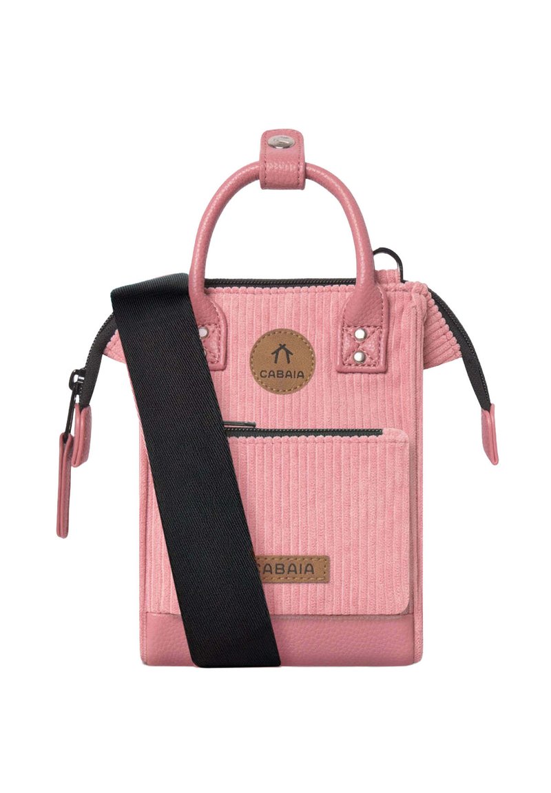 Rosa Tasche mit einer Kombination aus glatten und cordartigen Texturen, ausgestattet mit einem oberen Griff, verstellbarem schwarzen Gurt, Vordertasche und Markenetikett.