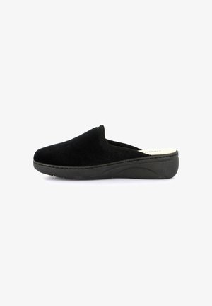 Scarpa slip-on in velluto nero con punta arrotondata, tomaia testurizzata e suola bassa e curva in gomma nera. Nessuna ferramenta o motivo visibile.