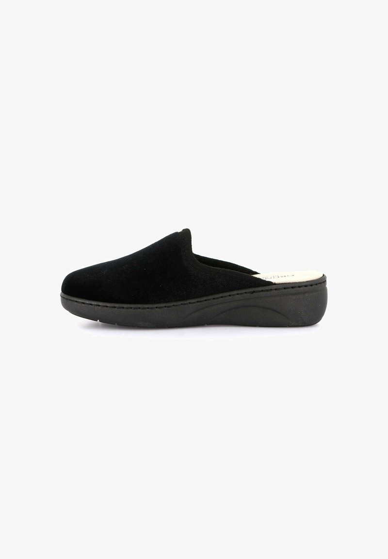 Scarpa slip-on in velluto nero con punta arrotondata, tomaia testurizzata e suola bassa e curva in gomma nera. Nessuna ferramenta o motivo visibile.