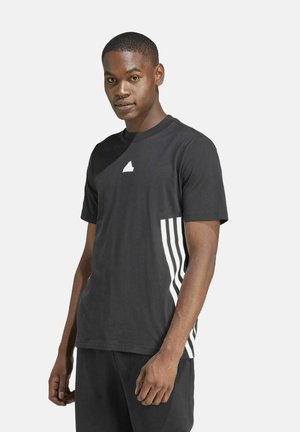 T-shirt nera con un logo bianco sul petto e strisce verticali bianche sul lato sinistro. Maniche corte, materiale in cotone morbido.