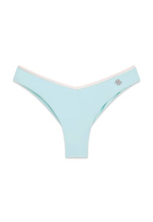 Hellblaue Tanga-Unterwäsche mit weißem Rand und einem kleinen silbernen dekorativen Emblem auf der rechten Seite.