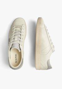 Sneakers bianchi in pelle con accenti grigi, suola texturizzata, punta rotonda e design classico con lacci. Marchio visibile sulla soletta.