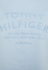 Tommy Hilfiger TEXT TEE - T-shirt estampada - breezy blue