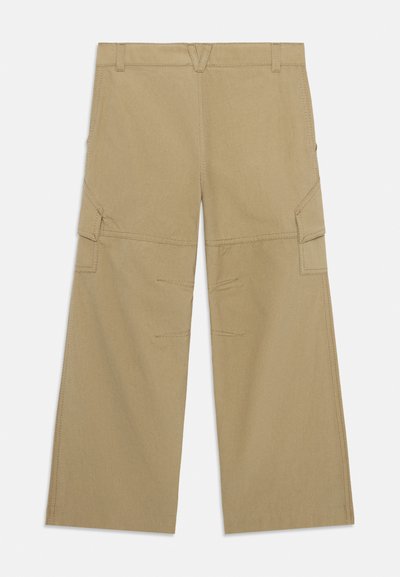 Kaki cargo bukser med bred bendesign, som har flere lommer og synlig søm. Tøyet er glatt og holdbart.
