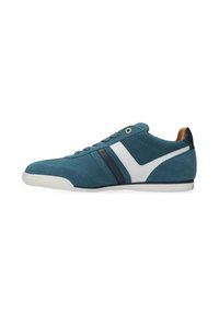 Scarpa in suede turchese con accenti bianchi e blu navy, profilo basso, pannelli in rete testurizzati, punta rotonda e suola in gomma bianca. Chiusura con lacci.