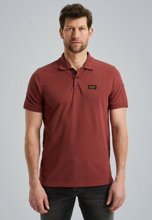 Bordeauxfarbenes Poloshirt mit Kragen, kurzen Ärmeln und einem kleinen Markenaufnäher auf der Brust. Hergestellt aus glattem, leichtem Stoff.