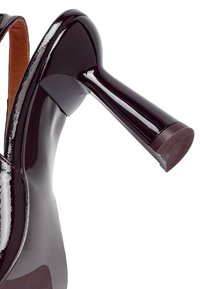 Scarpa con tacco alto in pelle verniciata nera, con punta arrotondata e un tacco spesso e affusolato. Presenta un sottile dettaglio di cucitura lungo il lato.