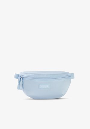 Helle blaue Stoff-Gürteltasche mit glatter Textur, doppeltem Reißverschluss und rechteckigem Logoschild. Kompaktes und geschwungenes Design.