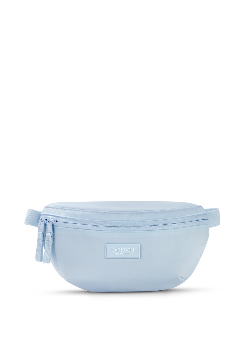 Vaaleansininen kangasvyölaukku, jossa on sileä pinta, kaksivetoketjuluukku ja suorakulmainen logopatentti. Kompakti ja kaareva muotoilu.