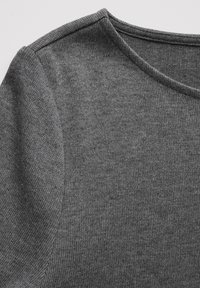 Maglione grigio lavorato a maglia con scollo rotondo e tessuto testurizzato con una finitura liscia. Il design include dettagli sottili sulle spalle.