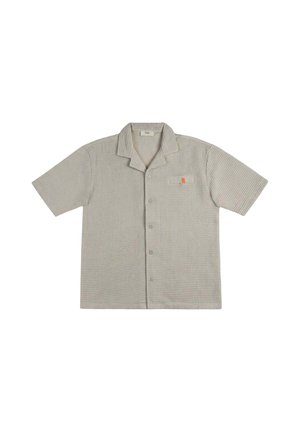 Chemise gris clair à manches courtes avec tissu texturé et petite poche poitrine avec une petite étiquette orange.