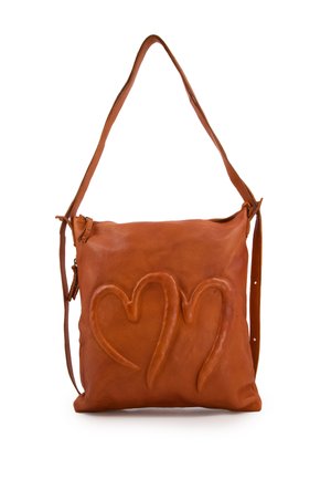 Sac à bandoulière en cuir marron avec deux cœurs embossés à l'avant, au design plat, avec une bandoulière réglable et une fermeture éclair sur le dessus.