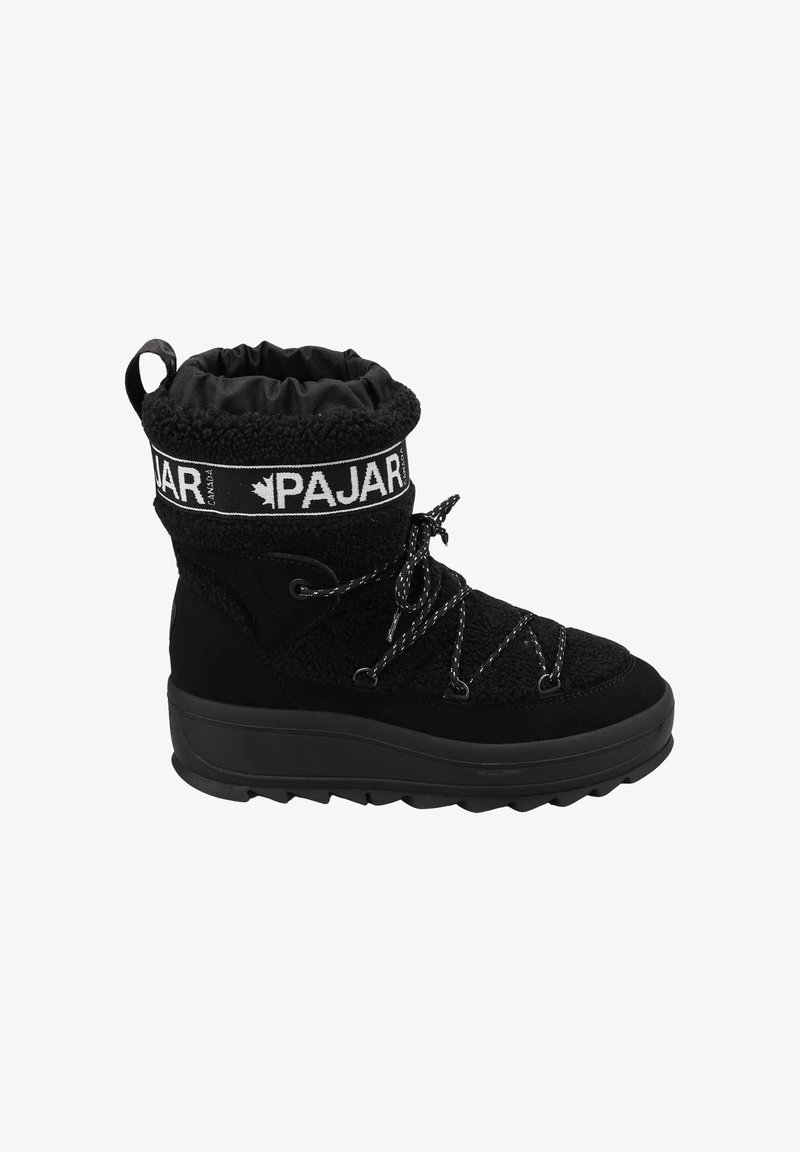 Botte de neige noire Pajar avec un dessus en fourrure, un col élastique, un design à lacets et une semelle extérieure en caoutchouc texturé pour une meilleure adhérence. Présente une bande logo.