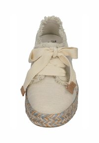 Espadrille in tela beige chiaro con bordi sfrangiati, punta rotonda e una spessa suola in juta intrecciata con accenti blu. Lacci in cotone.
