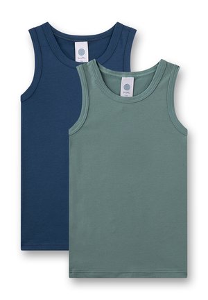 Zwei ärmellose Baumwoll-Tanktops für Kinder in einfarbigem Dunkelblau und gedämpftem Grün, flach liegend mit sichtbaren Markenschildern am Hals.
