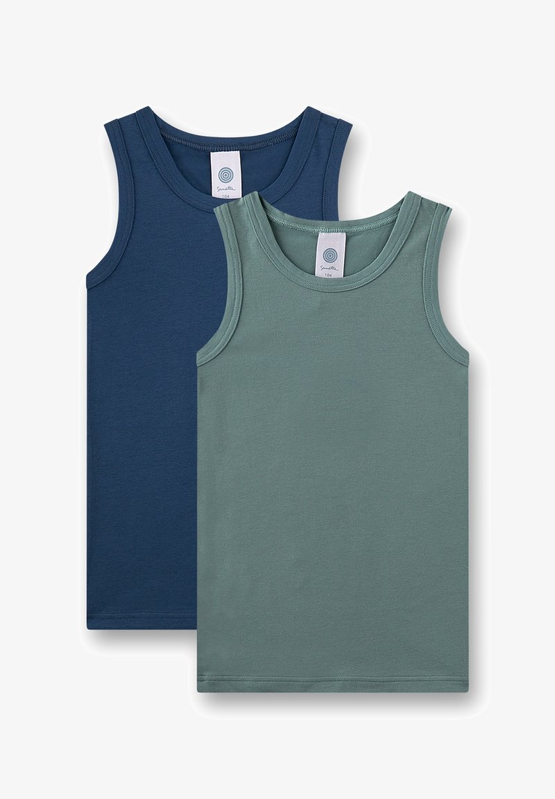 Zwei ärmellose Baumwoll-Tanktops für Kinder in einfarbigem Dunkelblau und gedämpftem Grün, flach liegend mit sichtbaren Markenschildern am Hals.