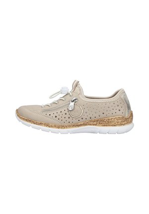 Beige perforatie slip-on sneaker met kurkpatroon zool, zijrits, elastische veters en witte rubberen buitenzool.