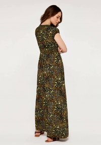 Maxikleid mit kurzen Ärmeln, das ein Muster aus grünen, braunen und gelben Tierprints aufweist. Eine geraffte Taille und ein fließender Rock runden das Design ab.