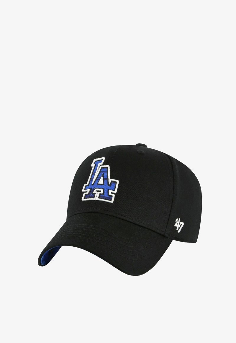 Schwarze Baseballmütze aus Stoff mit einem gebogenen Schild, versehen mit einem blauen und weißen gestickten "LA"-Logo auf der Vorderseite und einem kleinen weißen Akzent an der Seite.