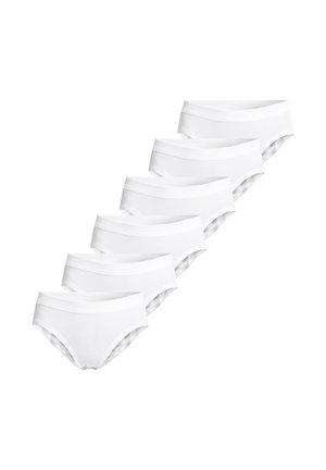 Sei slip bianchi in cotone con fascia elastica in vita disposti in diagonale su uno sfondo bianco uniforme.