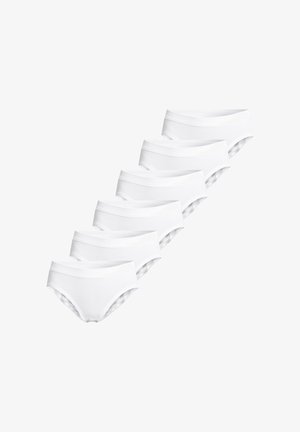 Sześć białych bawełnianych majtek z elastycznymi pasami ułożonych diagonalnie na jednolitym białym tle.